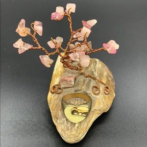 Adorable gold tone vintage enamel ring